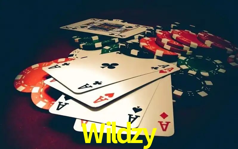 Escena dinámica inspirada en casino con iluminación Wildzy, cartas, fichas e íconos de juegos digitales en un espacio moderno de juegos.